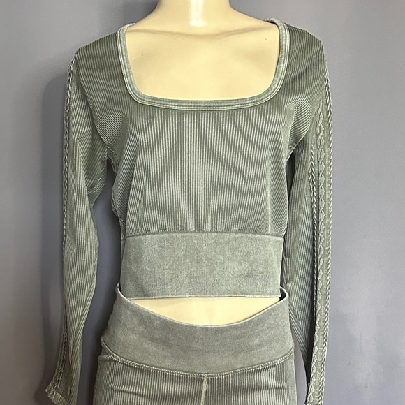 🆕 OFFLINE BY AERIE Long-sleeve Cropped Athletic Top - Picture 2 of 7